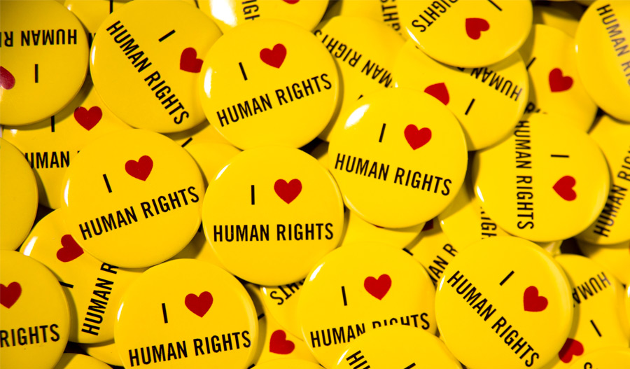 Lähikuva rintamerkeistä. Rintamerkeissä on teksti: I love human rights.