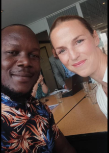 KIOSin asiantuntija Elina Vuola ja PEMA Kenyan toiminnanjohtaja Ishmael Bahati katsovat kameraan.