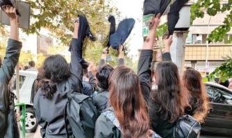 Iranilaiset naiset vastustamassa peittävään pukeutumiseen velvoittavaa huivilakia