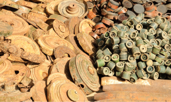 Jalkaväki- eli henkilömiinoja kasoissa.