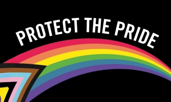 Mustalla taustalla Pride-lippu, jonka yllä lukee "Protect the pride"