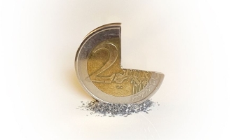 Kahden euron kolikko, josta on leikattu neljäsosa.