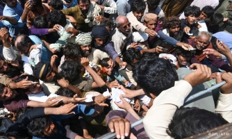 Väkijoukko ostamassa tarvikkeita.