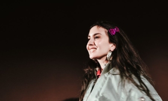 Fanni Noroila katsoo kaukaisuuteen ja hymyilee.