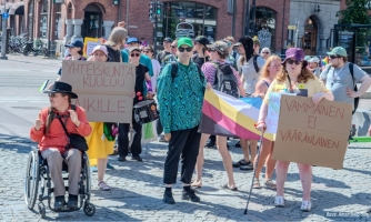 Osallistujia Vammaisten pride -tapahtumassa.