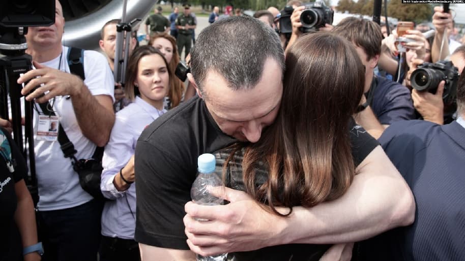 Oleg Sentsov halaa naista Kiovan lentokentällä